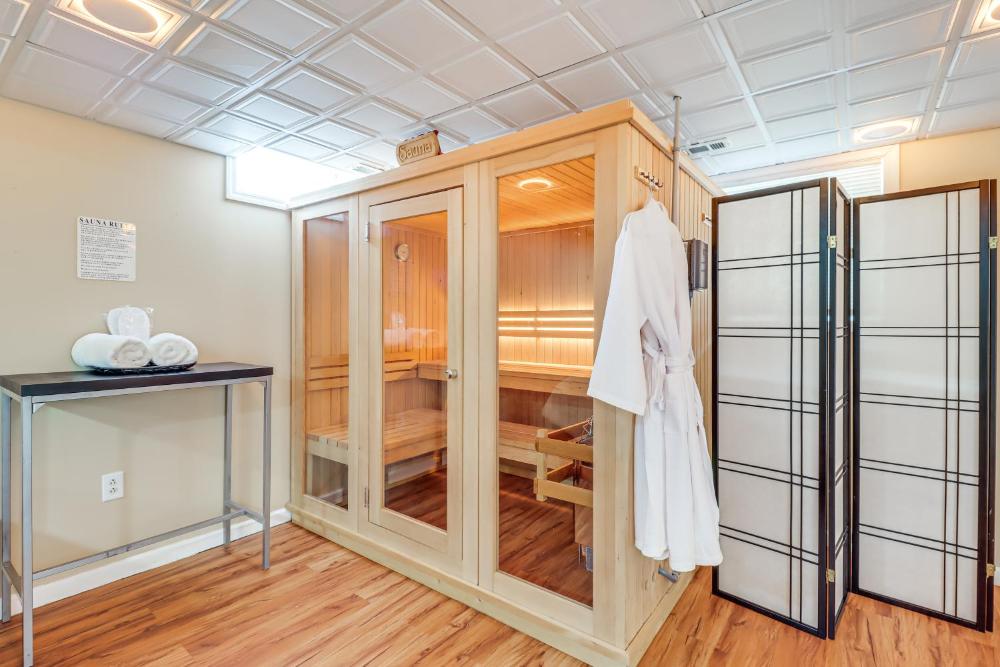 Chic Pocono Hideaway with Private Indoor Sauna